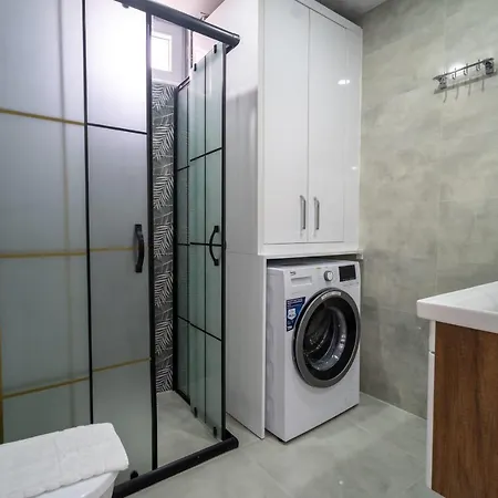 Comfortable Apartment With Central Location And Balcony Close To Beach In Muratpasa, Antalya אנטליה