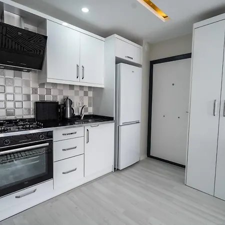 Comfortable Apartment With Central Location And Balcony Close To Beach In Muratpasa, Antalya * אנטליה